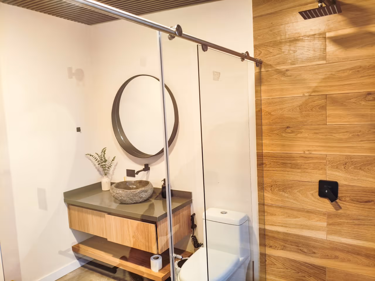 Baño limpio y equipado