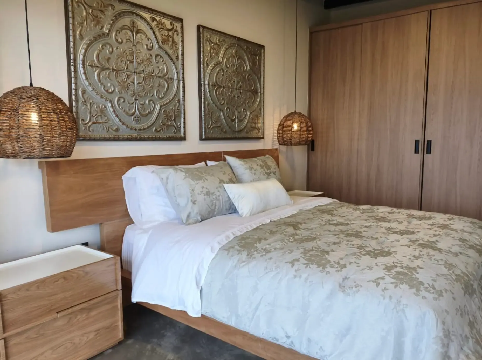 Vista aérea de la cabaña en el bosque